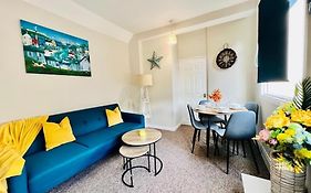 Beach Vibes In Southend-On-Sea For Contractors, Workers By Artisan Stays I Weekly Or Monthly Stay Offer I Free Parking I Sleeps 5